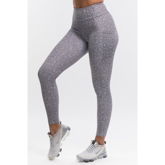 Echt Wild Pocket Leggings - Picture 2 of 15